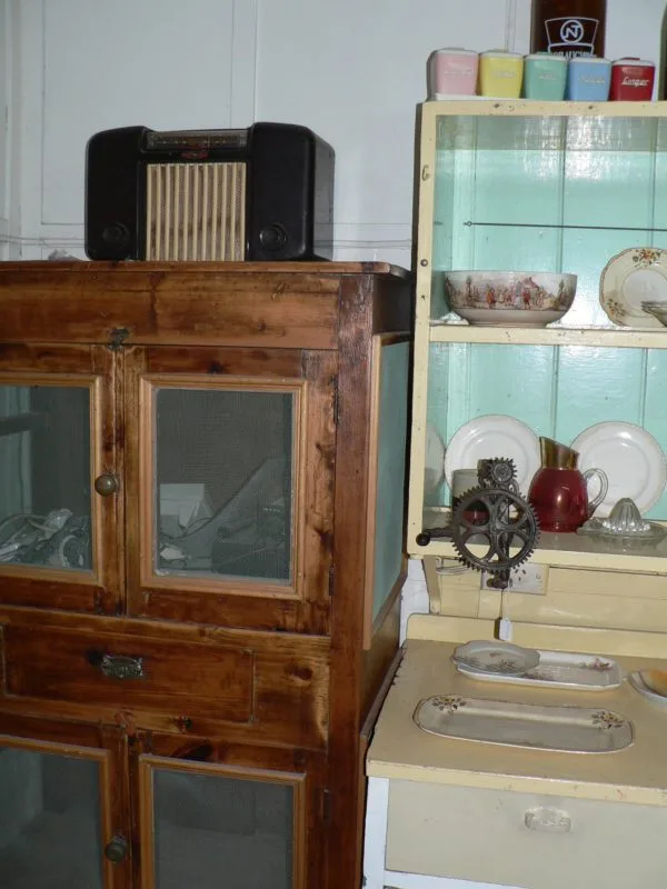 Axel Stenross Maritime Museum Axels Kitchen Cool Safe And Bakelite Radio P1030743