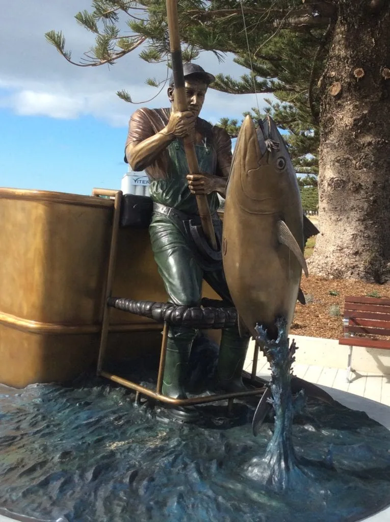 Tuna Poler statue